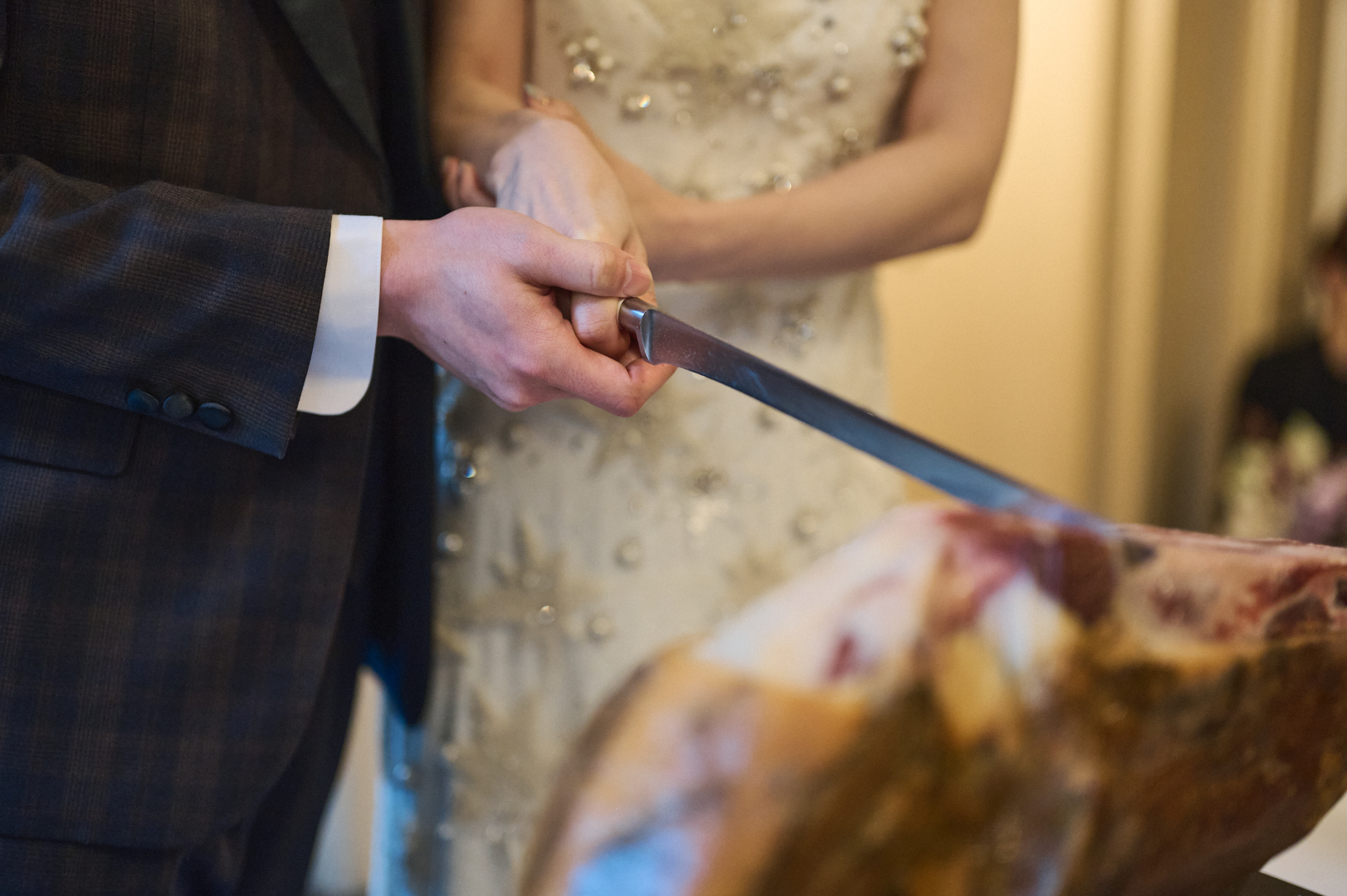 ウェディングケーキの代わりに巨大な生ハムに入刀する演出