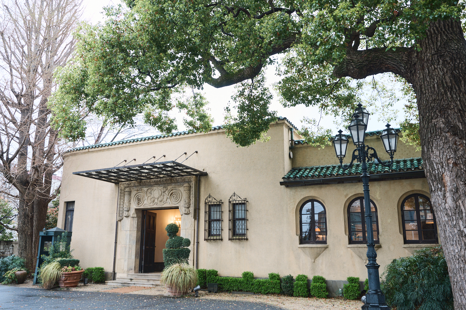 小笠原伯爵邸の外観。スパニッシュ様式の重厚な洋館